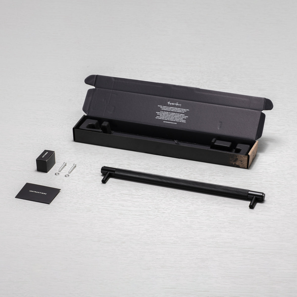 Køkkengreb i sort fra Buster + Punch. Grebet er fremstillet i aluminium med en dyb sort overflade. Dansk design. Hurtig levering.