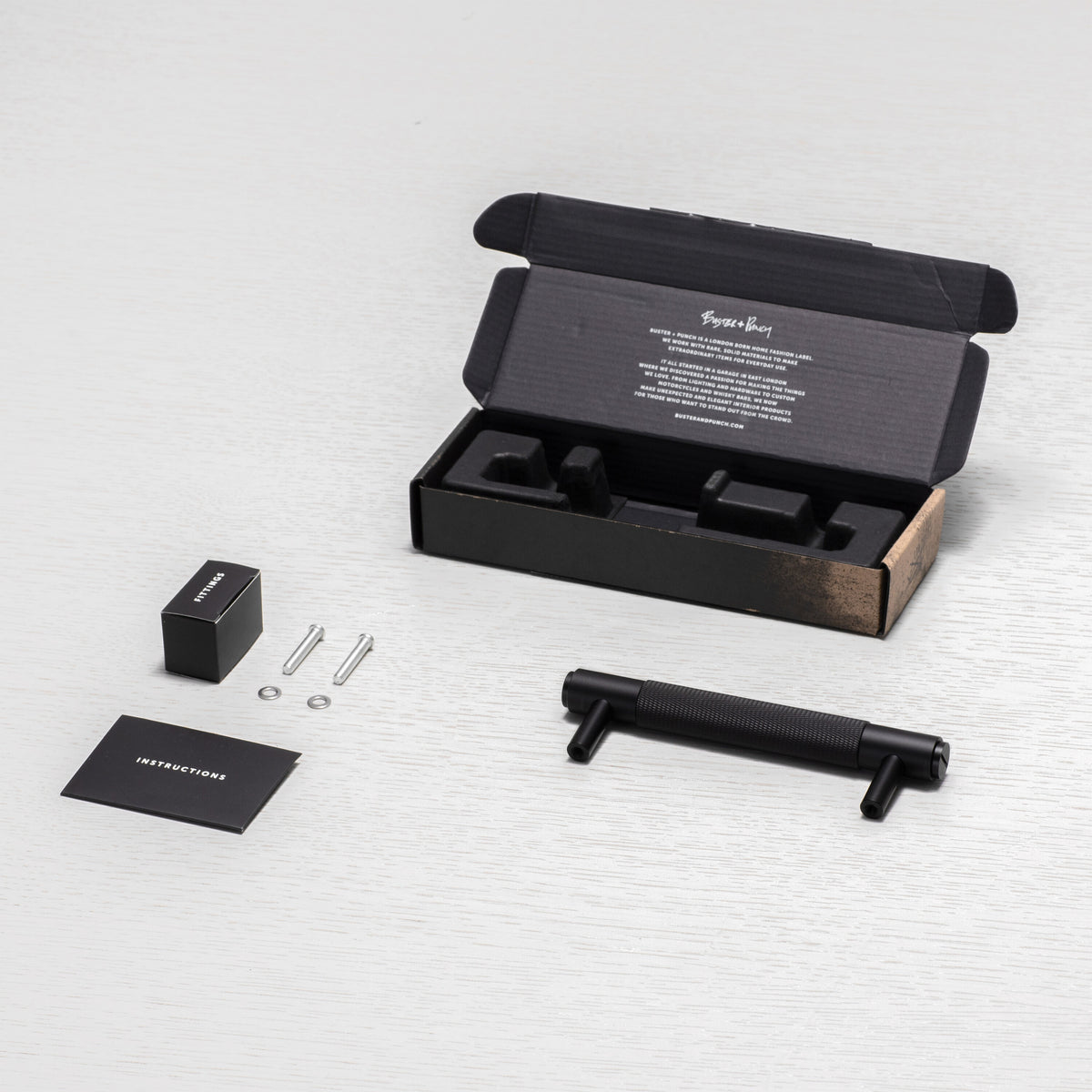 Køkkengreb i sort fra Buster + Punch. Grebet er fremstillet i aluminium med en dyb sort overflade. Dansk design. Hurtig levering.