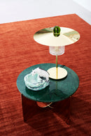 Ball on Top bordlampe der står på et lille grønt marmor bord.