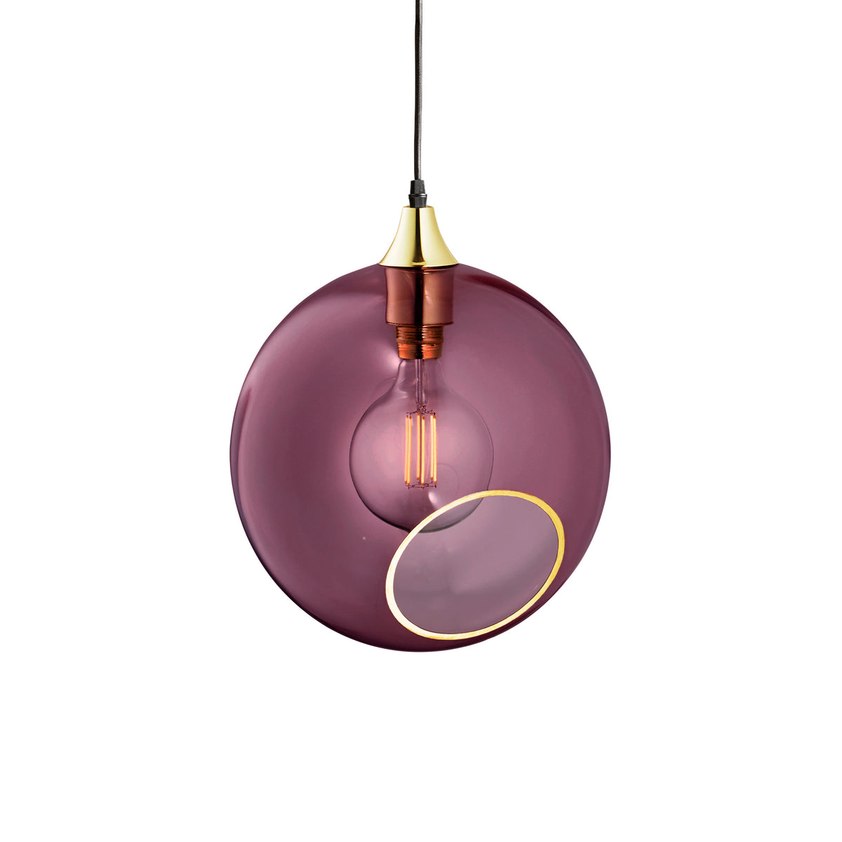 Rund lampe i lilla glas og med et afskåret stykke med guldkant og kig til pæren. Fatningen og rosetten er guldfarvet og ledningen er af sort stof.