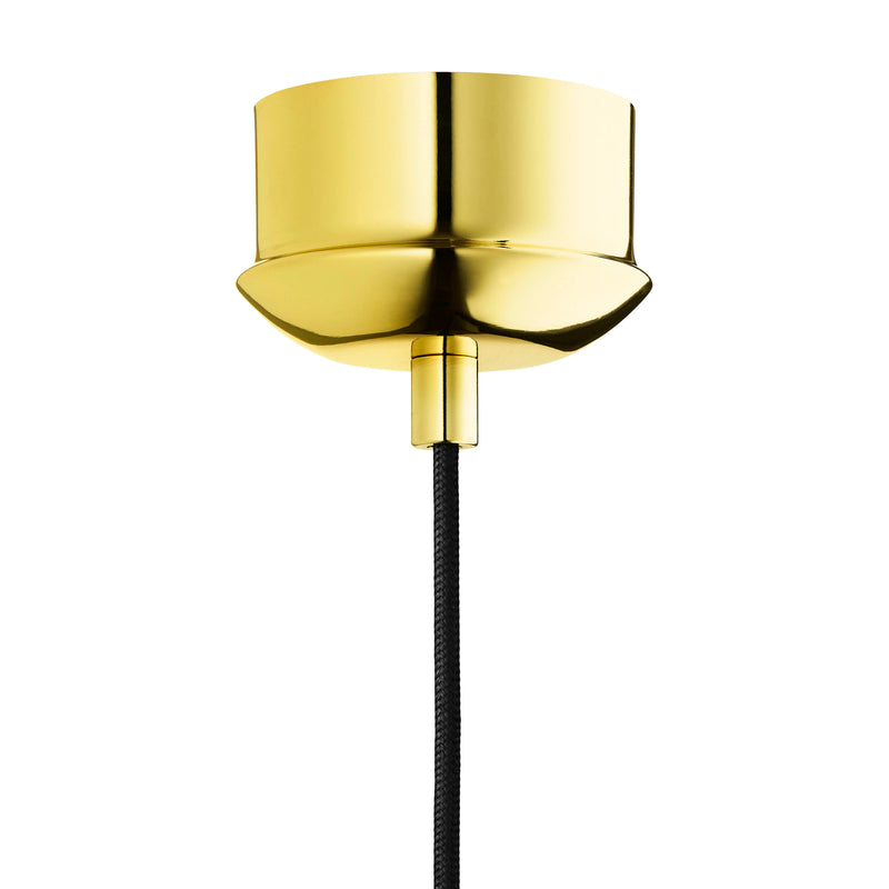 Rund lampe i orange/gul glas med et afskåret stykke med kig til pæren. Fatning of rosetten er guldfarvet og ledningen er af sort stof.