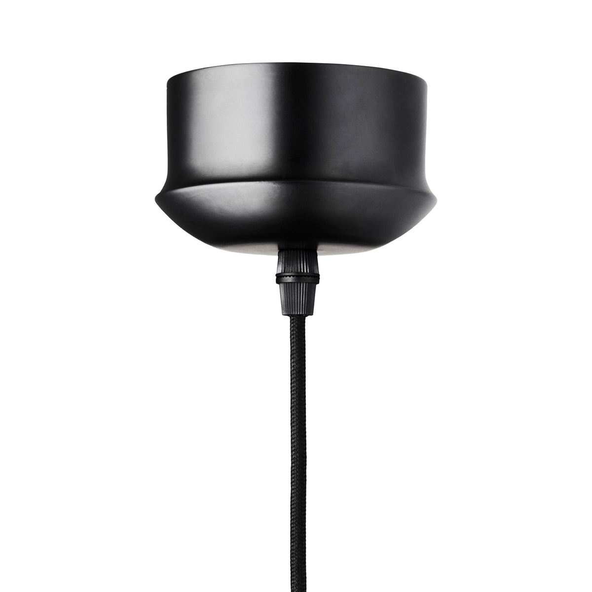 Rund pendel lampe i smoked glas med et afskåret stykke med kig til pæren. Fatning er sort og ledningen er af sort stof.