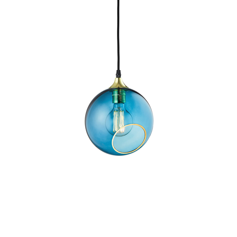 Rund lampe i blåt glas og med et afskåret stykke med guldkant og kig til pæren. Fatning og rosetten er guldfarvet og ledningen er af sort stof.