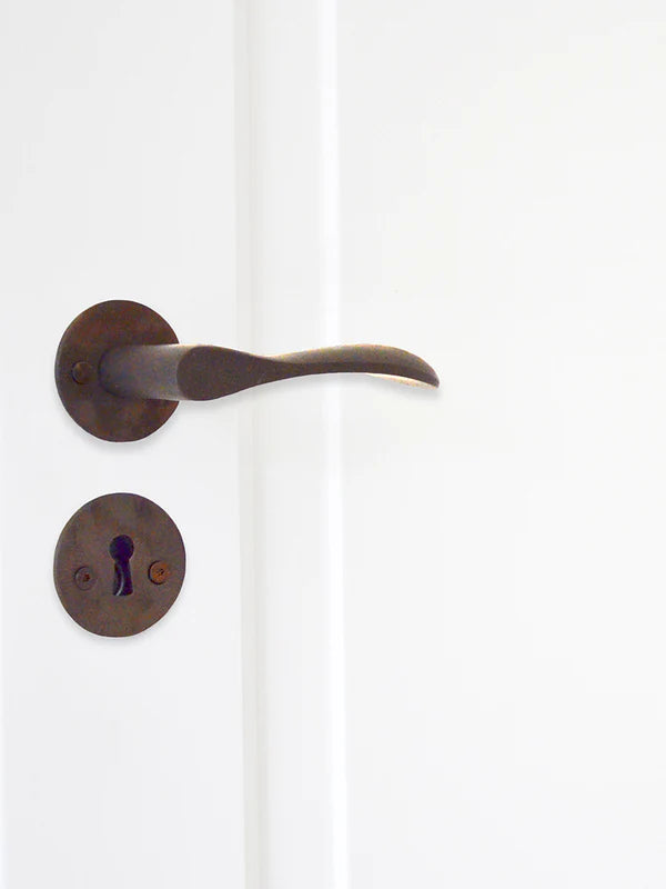 Bellevue dørhåndtag i bruneret messing inkl. roset og nøgleskilt c/c 30 mm