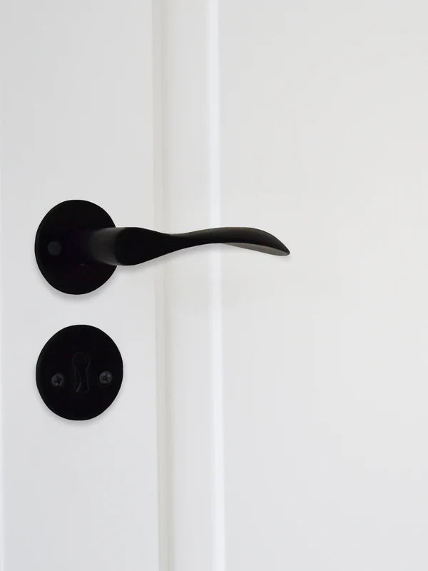 Bellevue dørhåndtag i sort inkl. roset og nøgleskilt c/c 30 mm