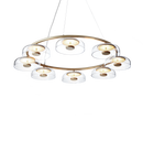 Lysekrone bestående af otte glasskærme og gyldent ophæng, på hvid baggrund
