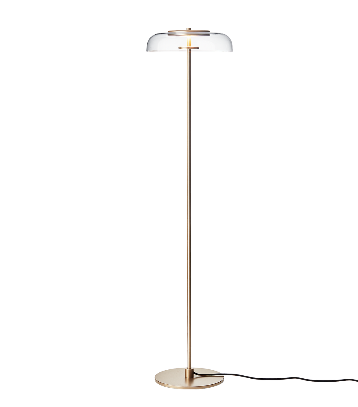 Gulvlampe med gyldent stel og fatning samt klar glasskærm, på hvid baggrund