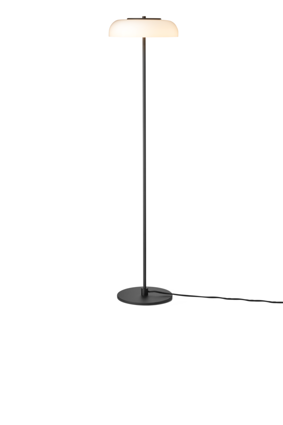 Gulvlampe med sort stel og fatning samt glasskærm i opalglas, på hvid baggrund