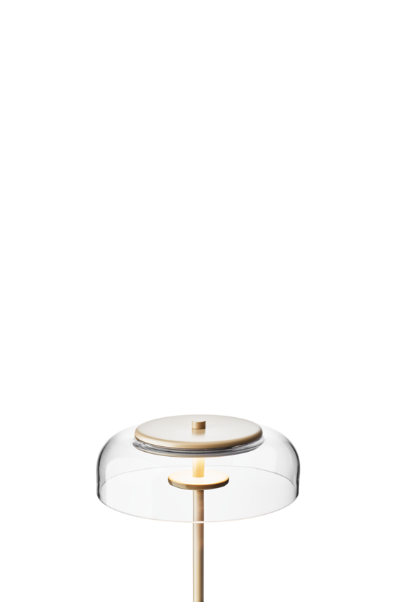 Bordlampe med gyldent stel og fatning samt glasskærm, på hvid baggrund