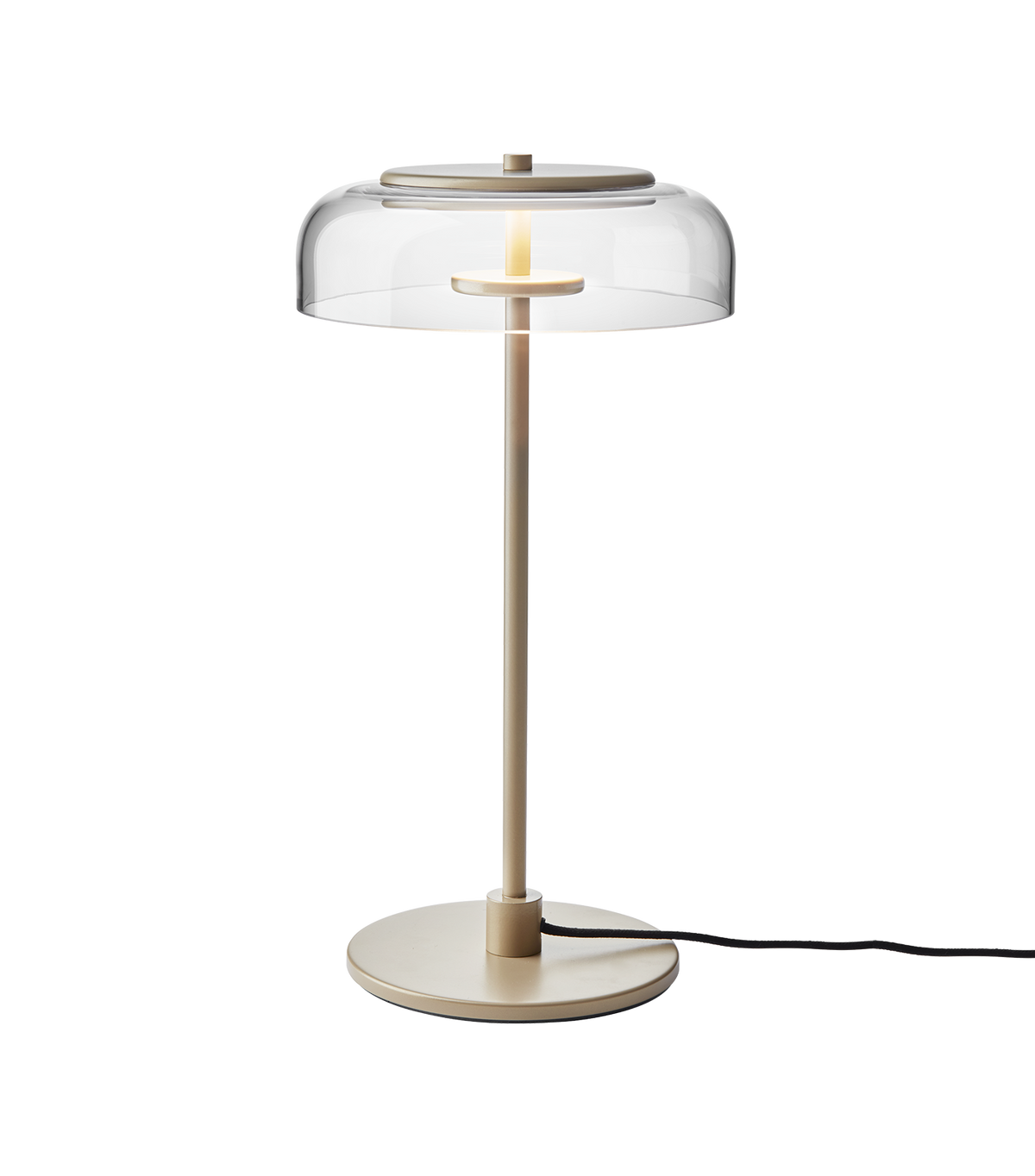 Bordlampe med gyldent stel og fatning samt glasskærm, på hvid baggrund