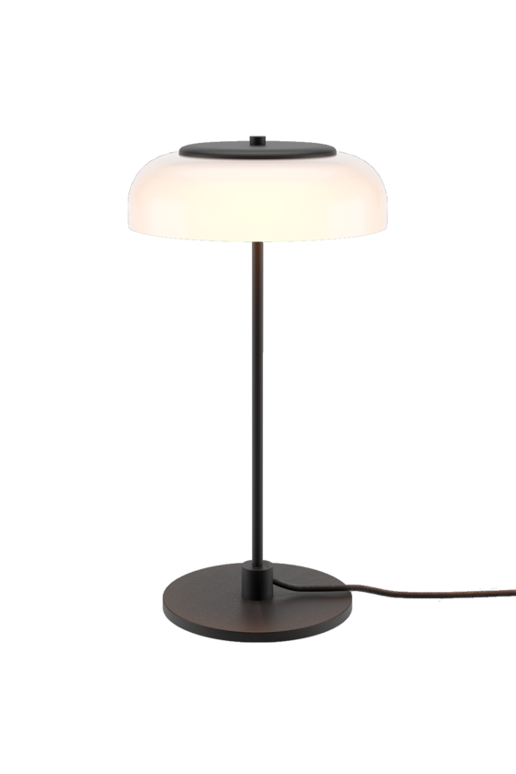 Bordlampe med sort stel og fatning og glasskærm i opalglas, på hvid baggrund.
