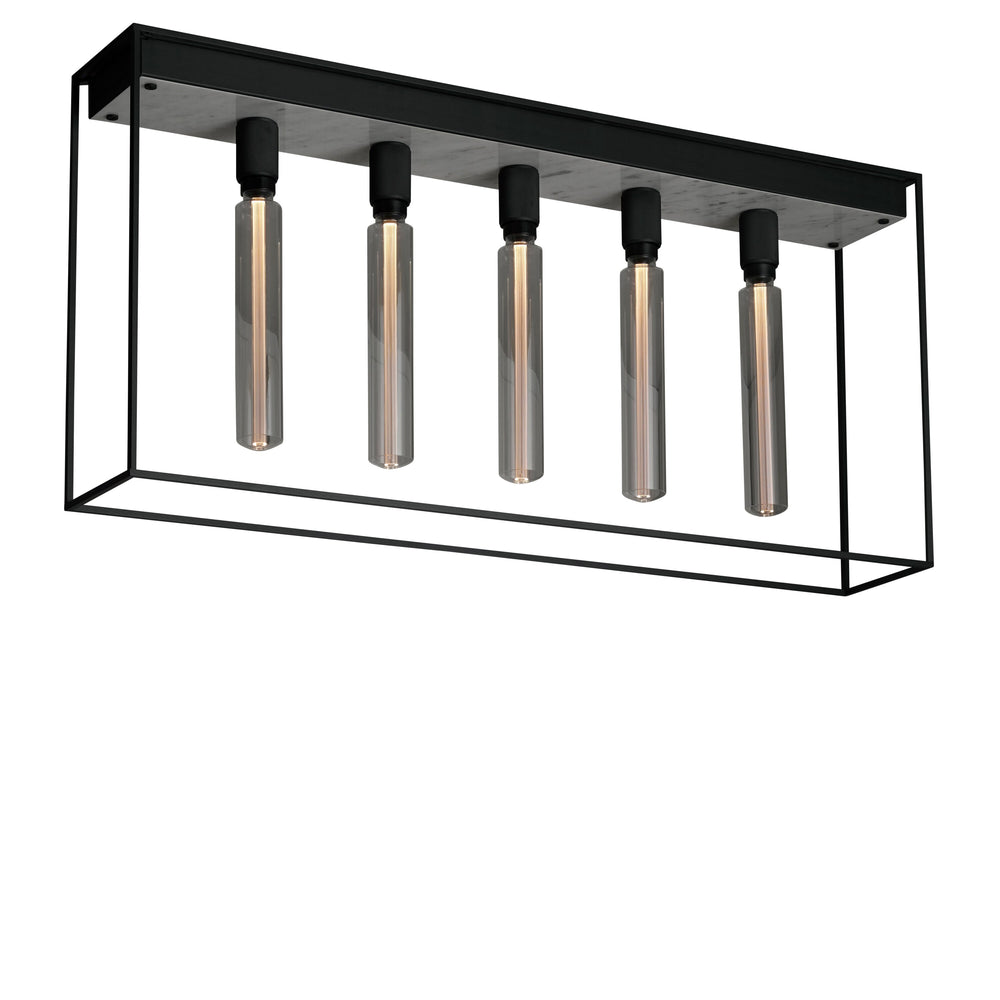 Caged loftlampe med fem pære fra Buster and Punch i sort med bagpanel i hvid marmor.