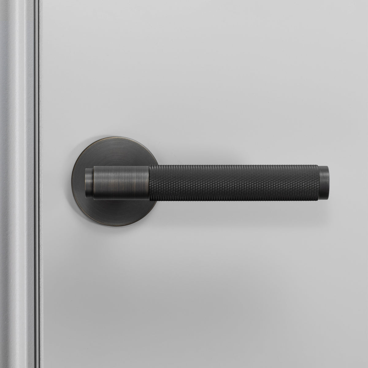 Cross dørhåndtag i bruneret messing med diamond cut mønster  • Buster + Punch - Copenhagenhomedesign