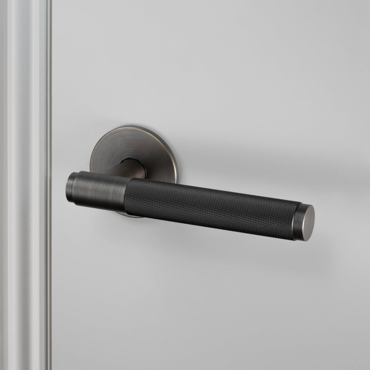 Cross dørhåndtag i bruneret messing med diamond cut mønster  • Buster + Punch - Copenhagenhomedesign