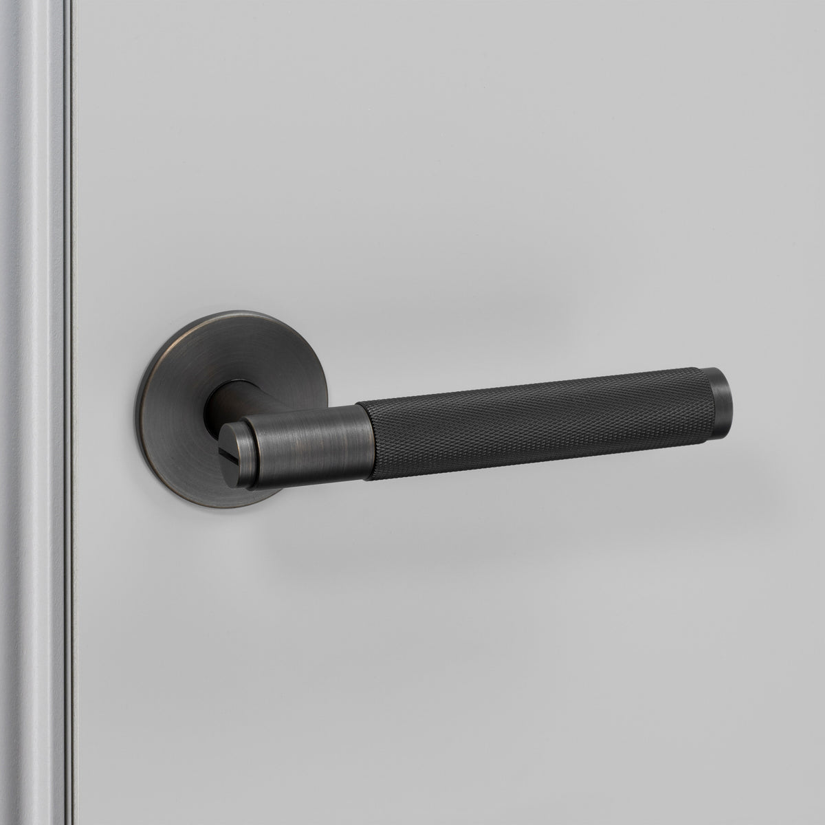 Cross dørhåndtag i bruneret messing med diamond cut mønster  • Buster + Punch - Copenhagenhomedesign