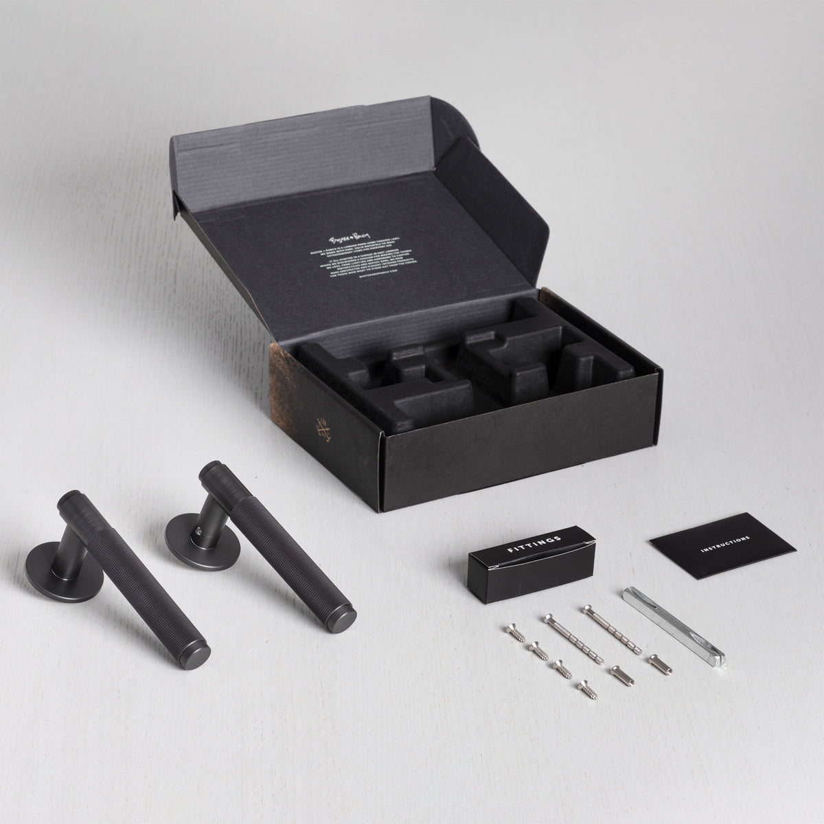 Cross dørhåndtag i bruneret messing med diamond cut mønster  • Buster + Punch - Copenhagenhomedesign