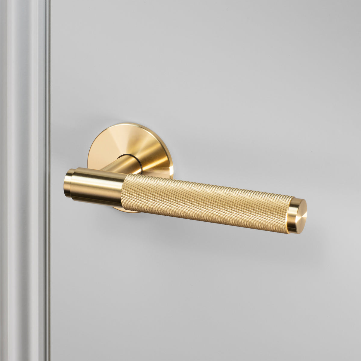 Eksklusivt dørhåndtag fra Buster + Punch i massiv messing (brass) med diamond cut mønster