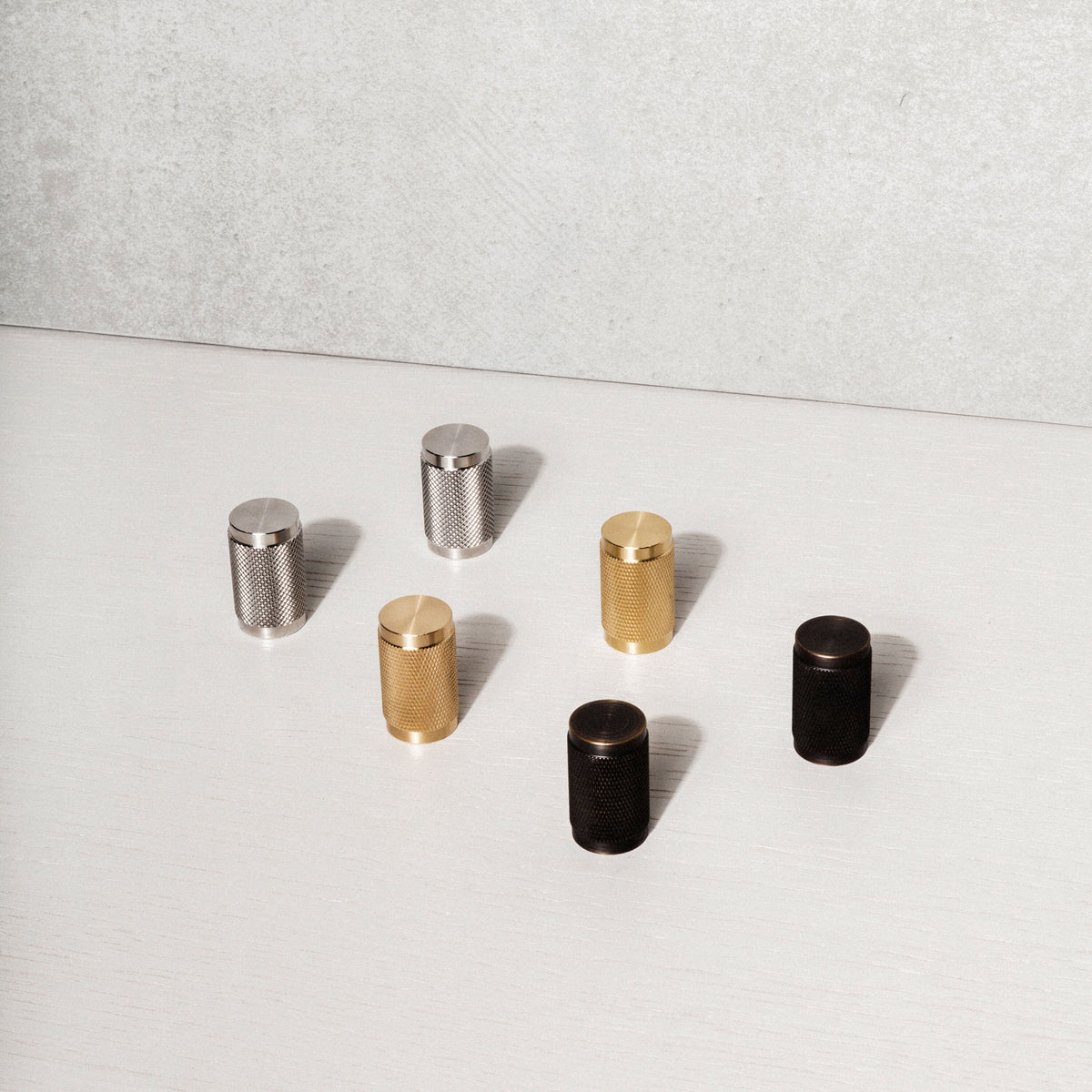 Eksklusiv køkkenknop til køkkenlåger fra Buster + Punch i rustfri stål med diamond cut (cross) mønster