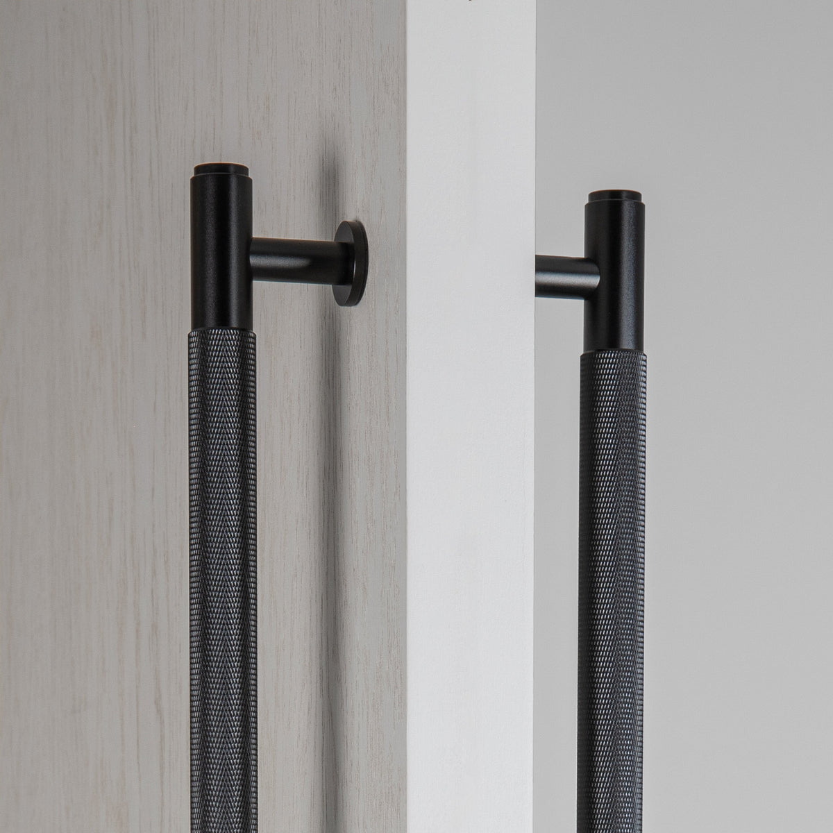 Langt dobbeltsidet dørgreb fra Buster + Punch i sort aluminium med diamond cut (cross) mønster. Kan bl.a. anvendes til sving- og skydedøre.