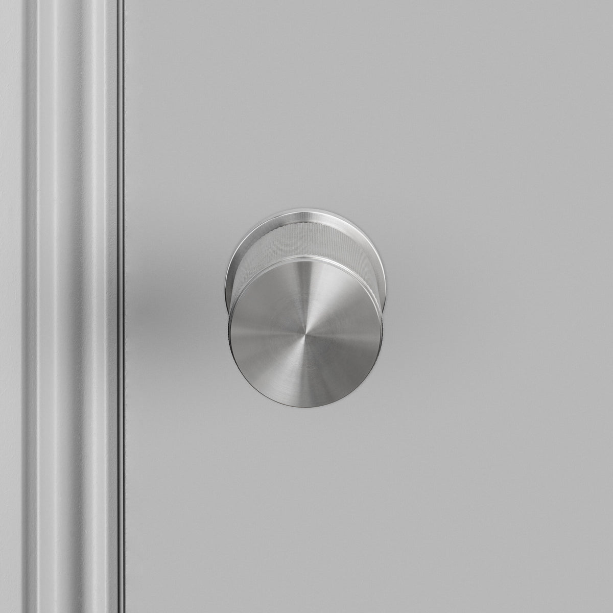 Cross dørknop i rustfrit stål med diamond cut mønster  • Buster + Punch - Copenhagenhomedesign