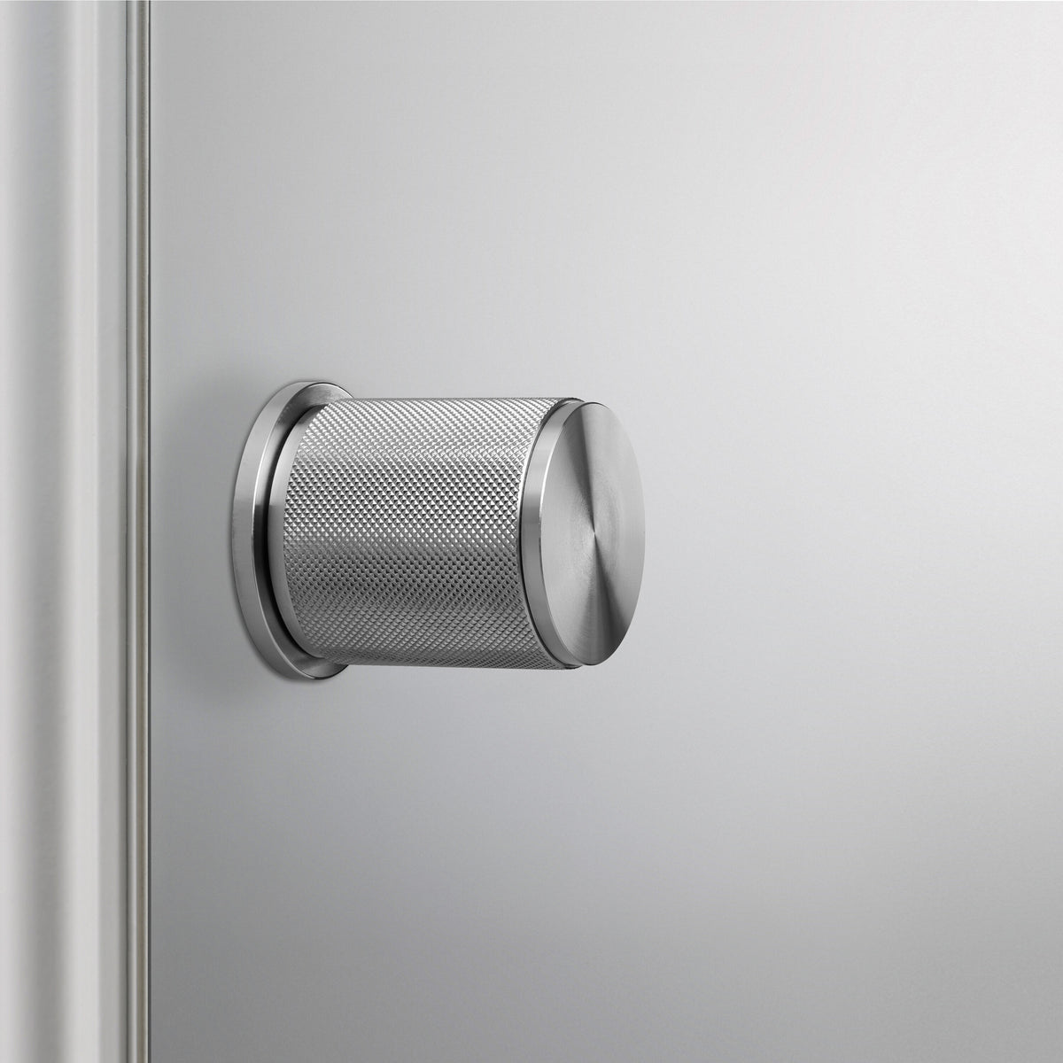 Cross dørknop i rustfrit stål med diamond cut mønster  • Buster + Punch - Copenhagenhomedesign