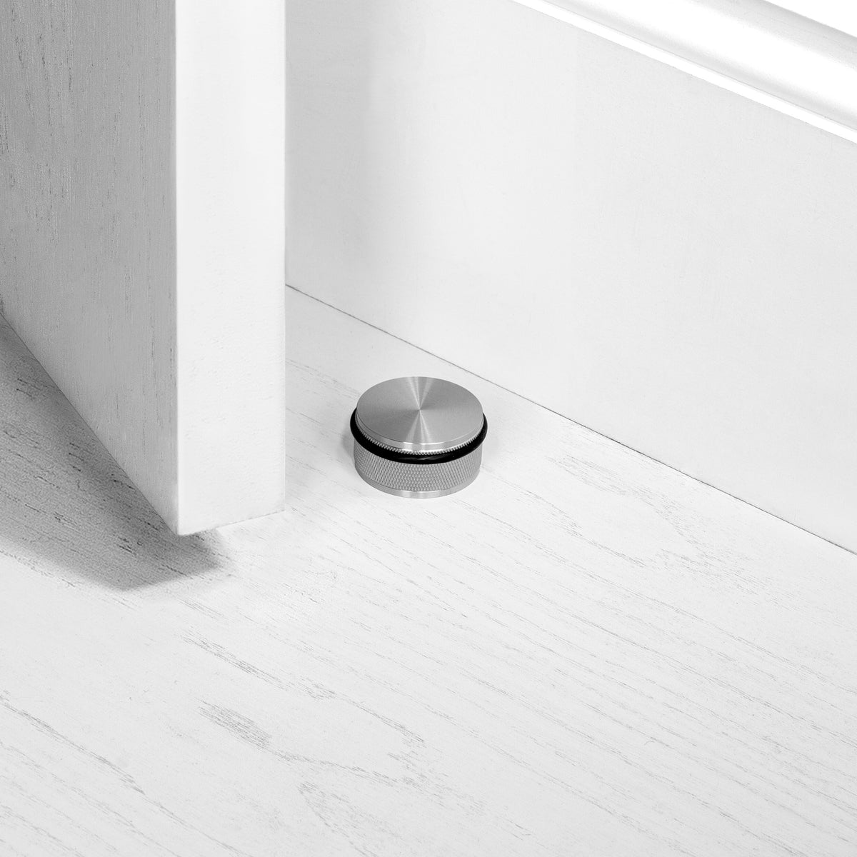 Cross dørstopper i rustfrit stål med diamond cut mønster  • Buster + Punch - Copenhagenhomedesign