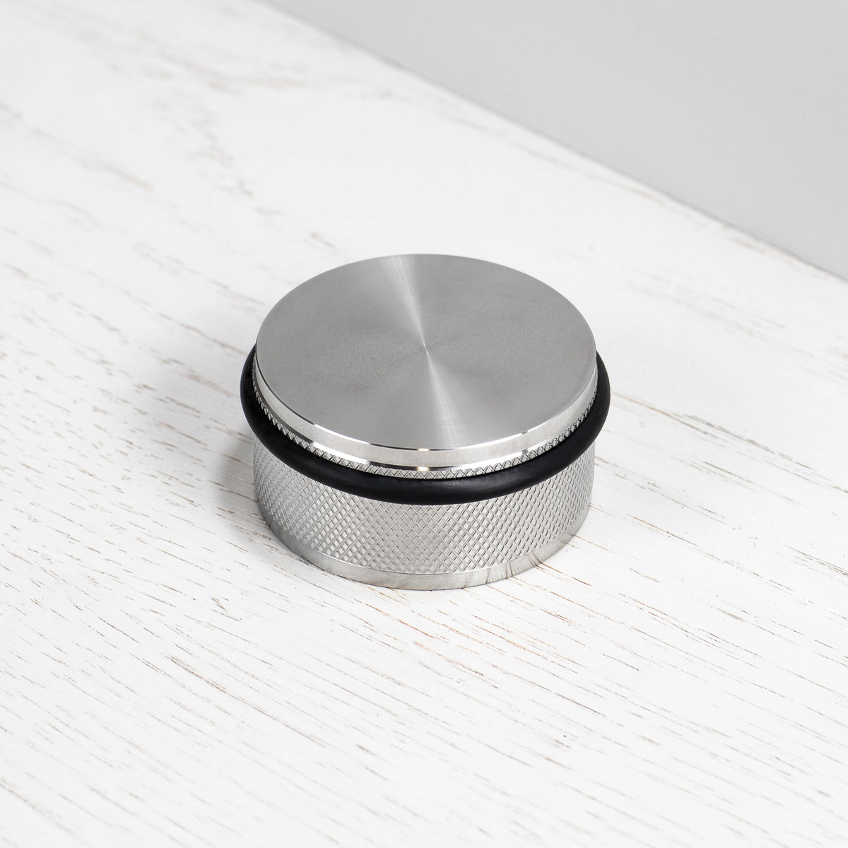 Cross dørstopper i rustfrit stål med diamond cut mønster  • Buster + Punch - Copenhagenhomedesign