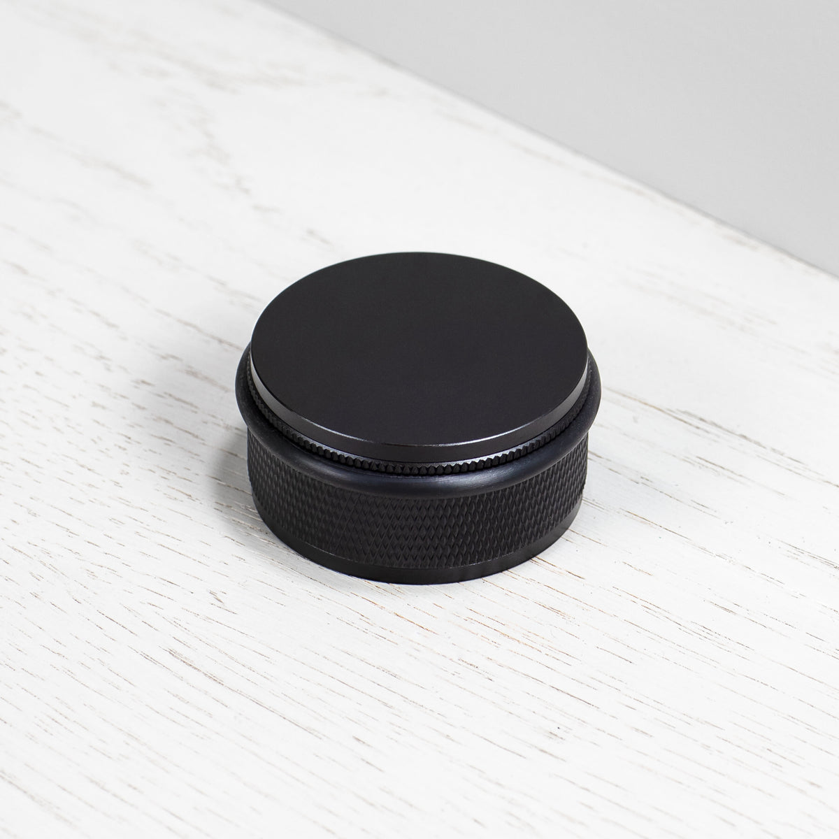 Cross dørstopper i sort aluminium med diamond cut mønster  • Buster + Punch - Copenhagenhomedesign