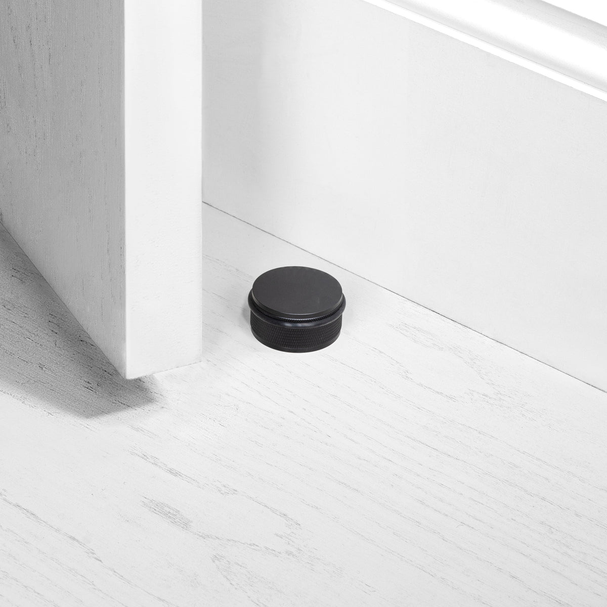 Cross dørstopper i sort aluminium med diamond cut mønster  • Buster + Punch - Copenhagenhomedesign