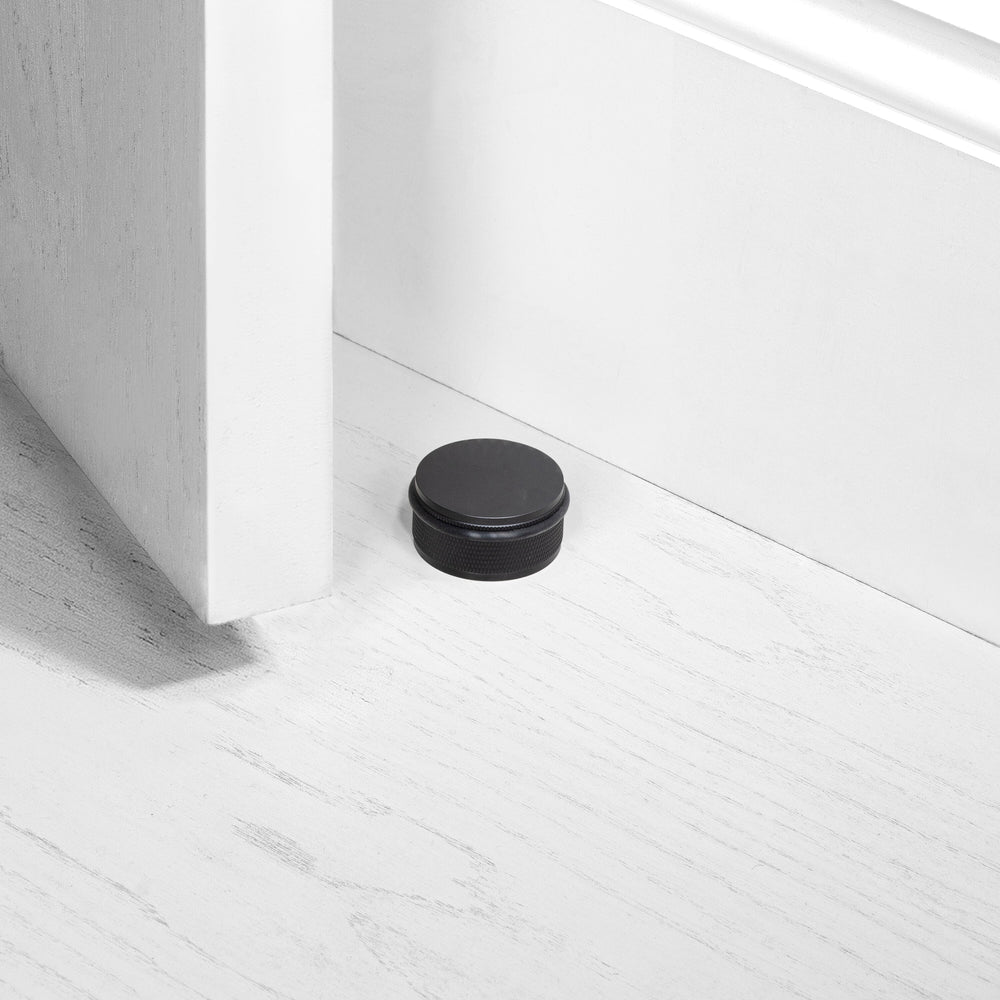 Cross dørstopper i sort aluminium med diamond cut mønster  • Buster + Punch