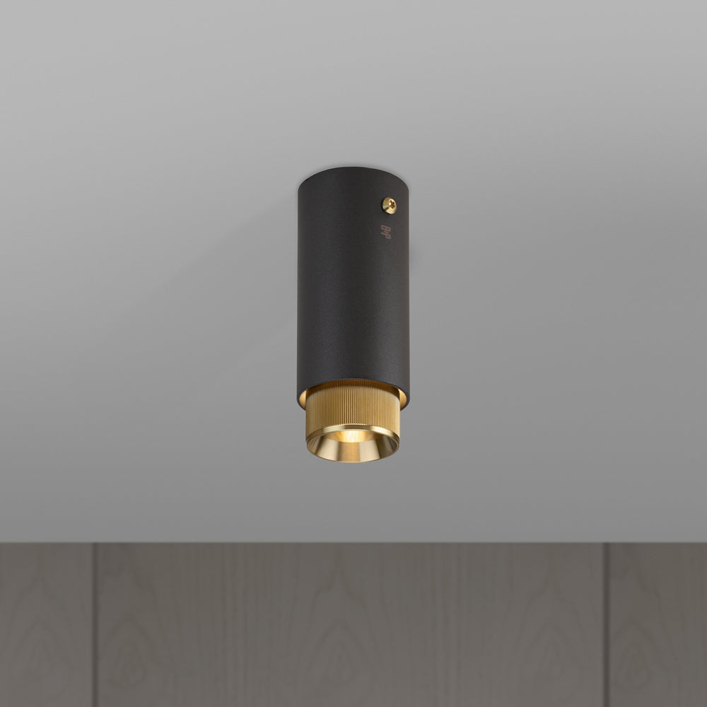 Exhaust Surface Linear spot i graphite med messing detaljer  • Buster + Punch