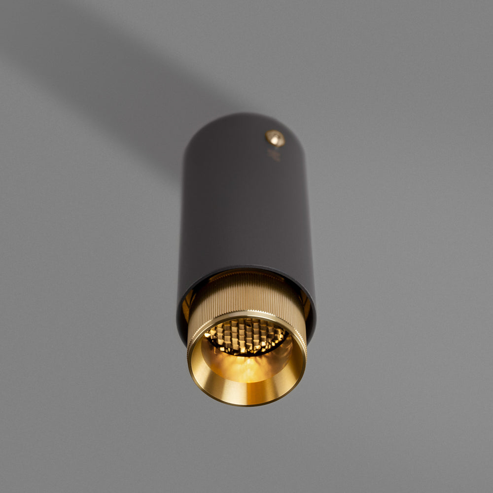 Exhaust Surface Linear spot i graphite med messing detaljer  • Buster + Punch