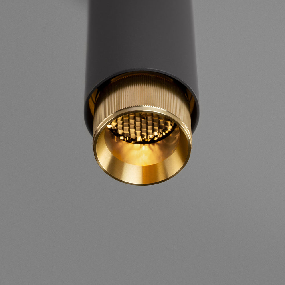 Eksklusiv pendel lampe fra Buster + Punch i grå med detaljer i massiv messing.