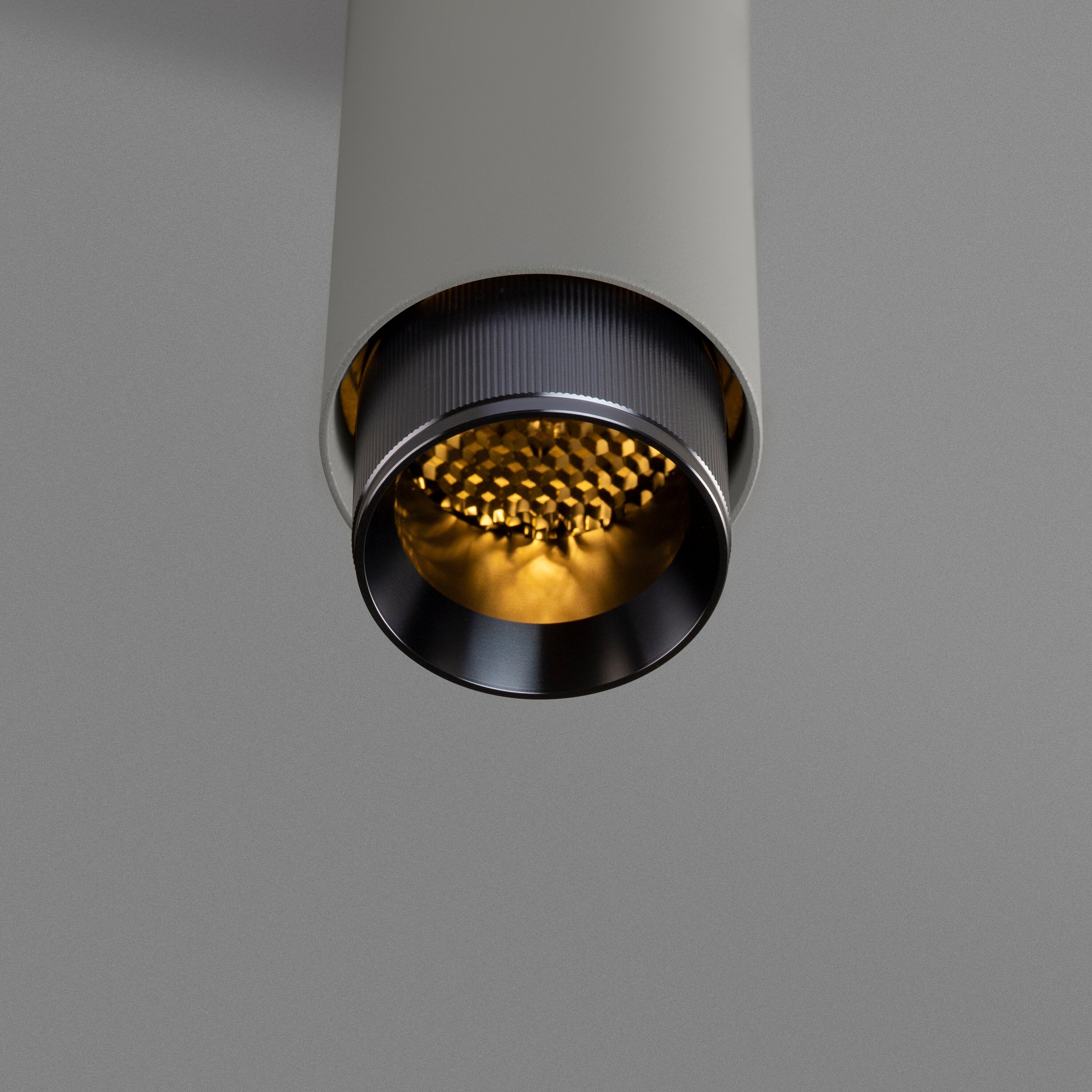 Eksklusiv pendel lampe i grå med detaljer i gun metal fra Buster + Punch.