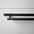 Køkkengreb til køkkenfronter fra Buster + Punch i rustfri stål med en gun metal overflade, bagplade og linjeret mønster.