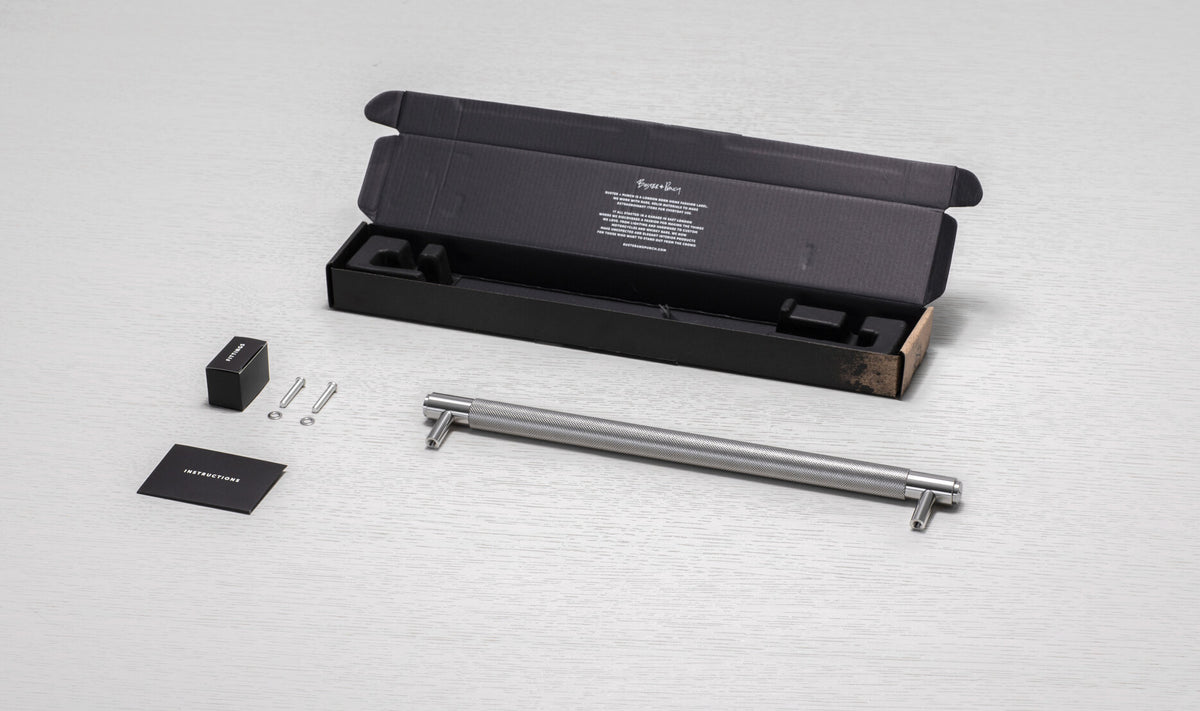 Eksklusivt køkkengreb fra Buster + Punch i massiv rustfri stål med diamond cut mønster