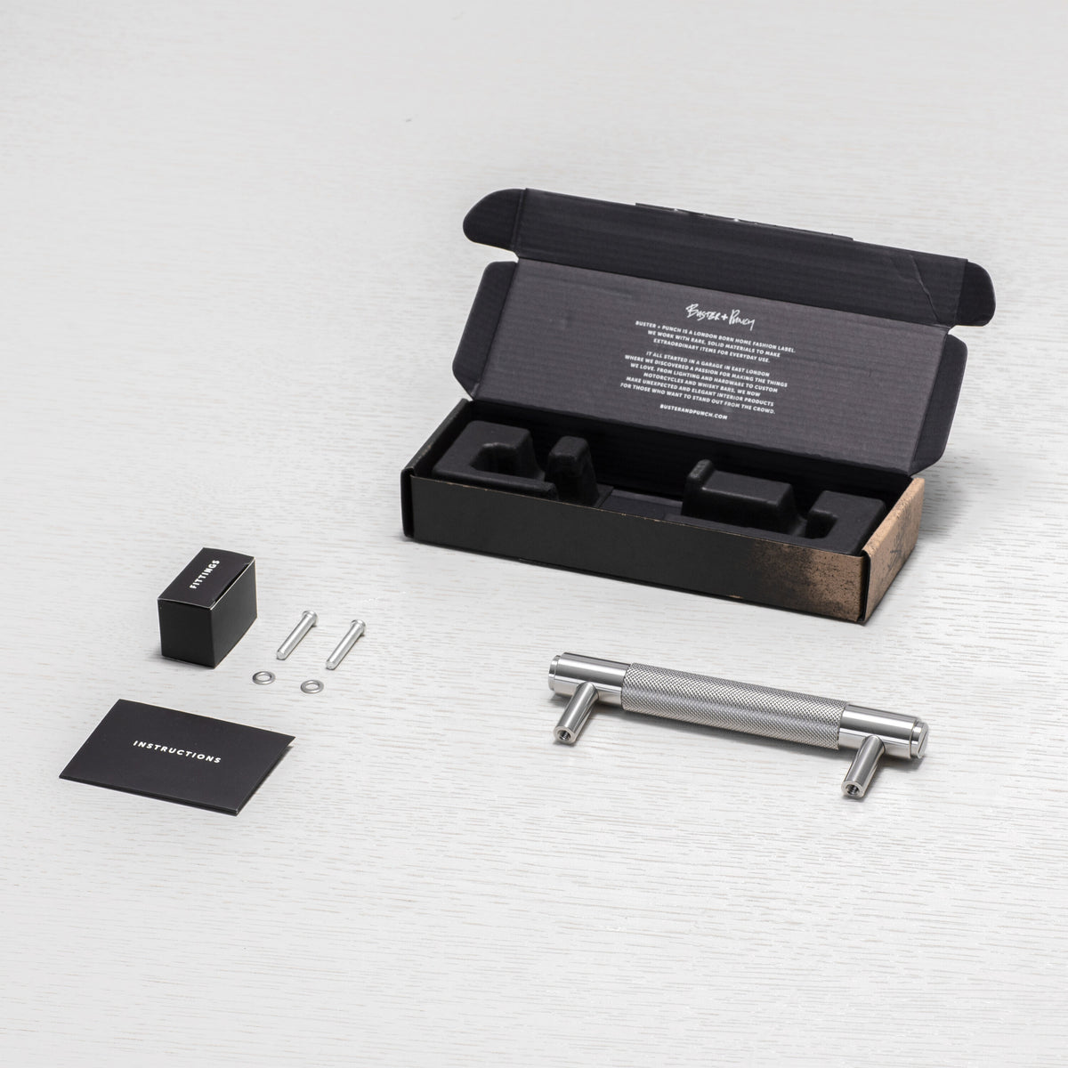 Eksklusivt køkkengreb fra Buster + Punch i massiv rustfri stål med diamond cut mønster