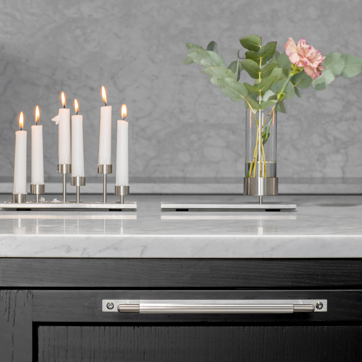 Køkkengreb til køkkenlåger fra Buster + Punch i rustfri stål med bagplade og diamond cut mønster.