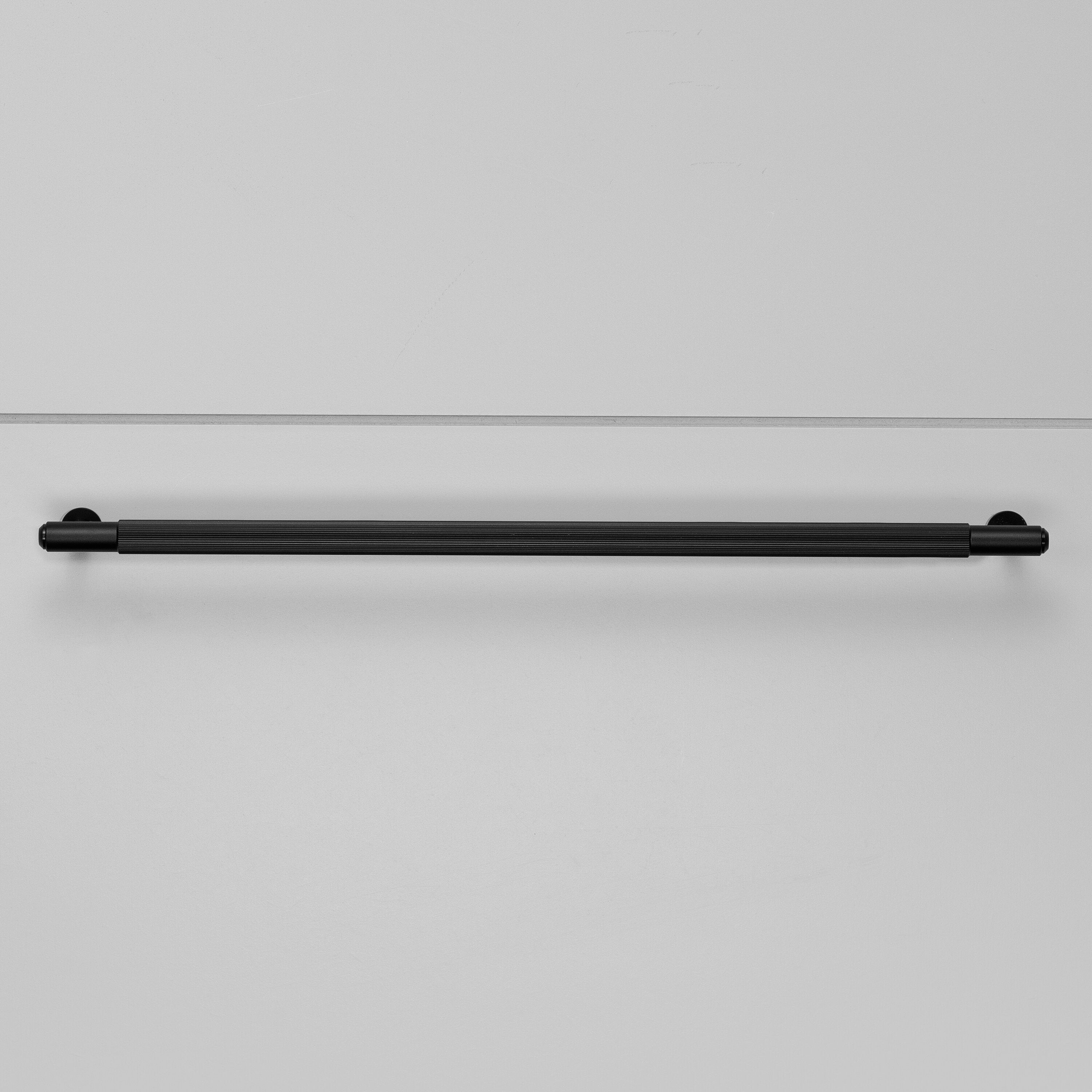 Køkkengreb til køkkenlåger fra Buster + Punch i sort aluminium med linjeret design.