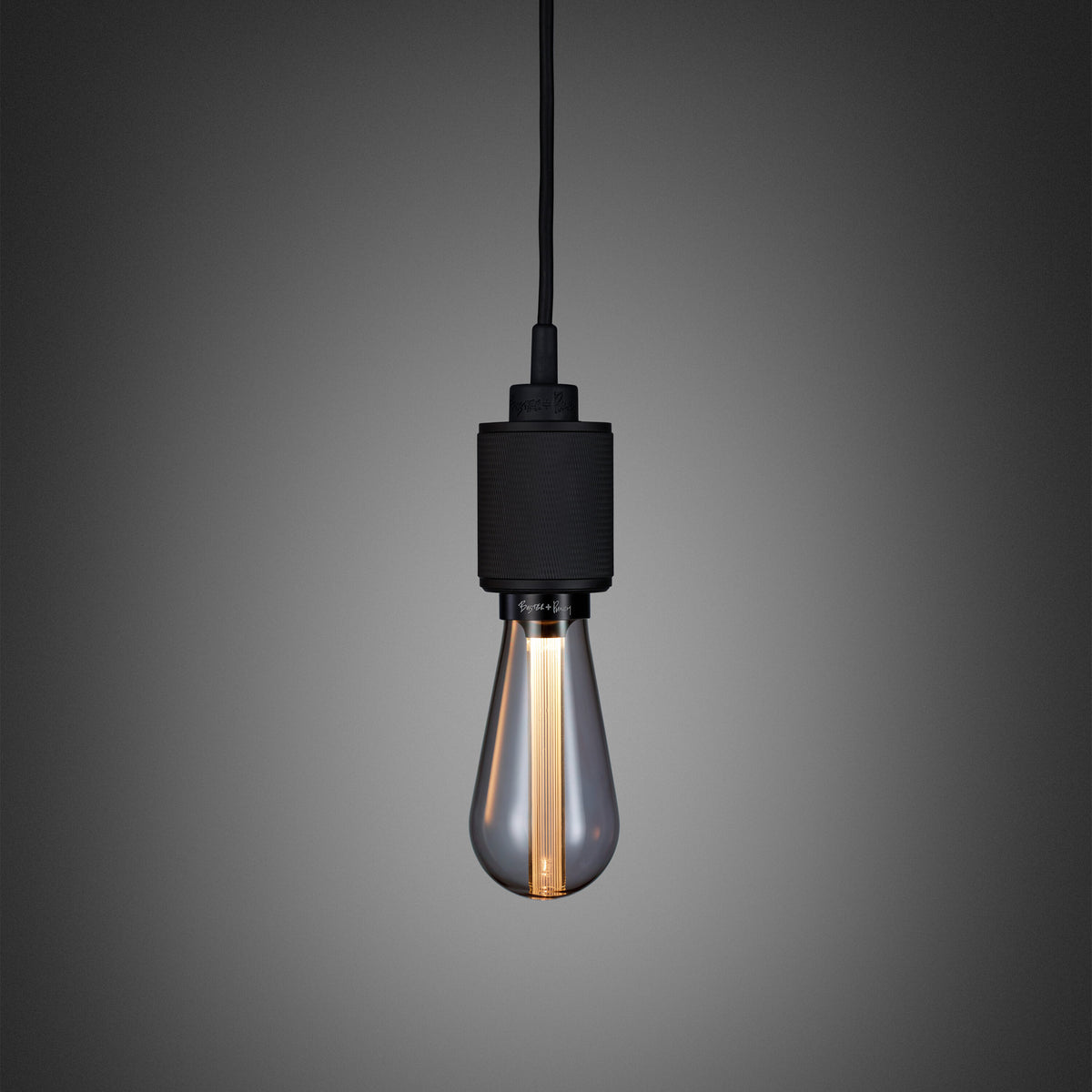 Heavy Metal pendel lampe i mat sort med diamond cut (cross) mønster fra Buster and Punch.