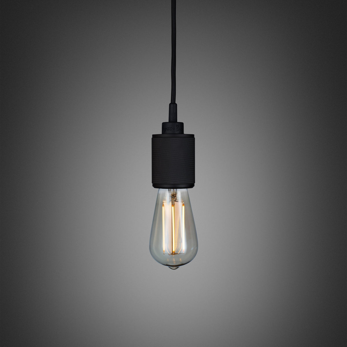 Heavy Metal pendel lampe i mat sort med diamond cut (cross) mønster fra Buster and Punch.