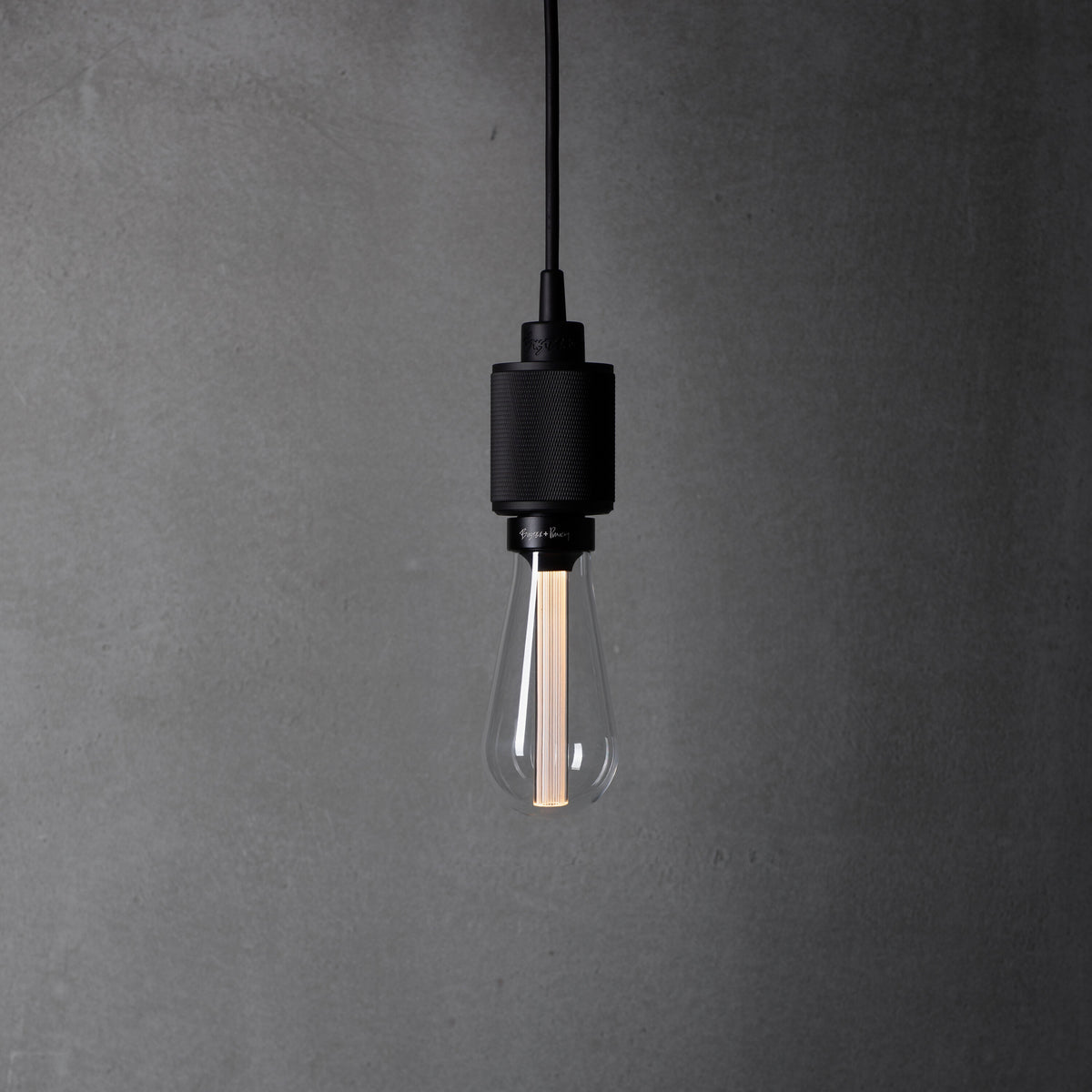Heavy Metal pendel lampe i mat sort med diamond cut (cross) mønster fra Buster and Punch.