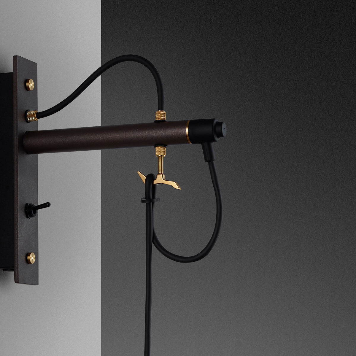 Hook Wall Nude væglampe i graphite og messing  • Buster + Punch - Copenhagenhomedesign