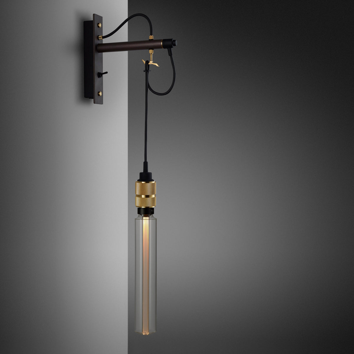 Hook Wall Nude væglampe i graphite og messing  • Buster + Punch - Copenhagenhomedesign