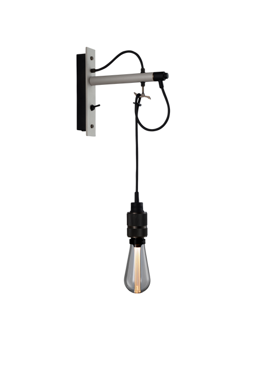 Hook Wall Nude væglampe i stone og bruneret messing  • Buster + Punch