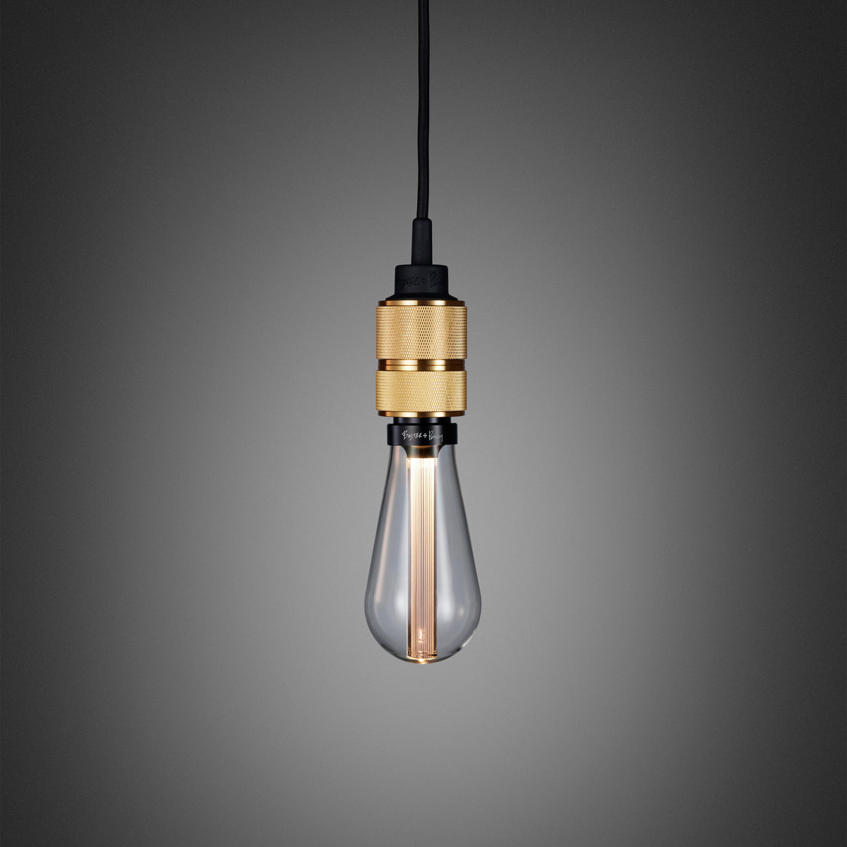 Enkel pendel lampe med fatning i massiv med diamond cut (cross) mønster fra Buster + Punch. Lampen har en krog i massiv messing, som gør det muligt at justere højden på lampen.