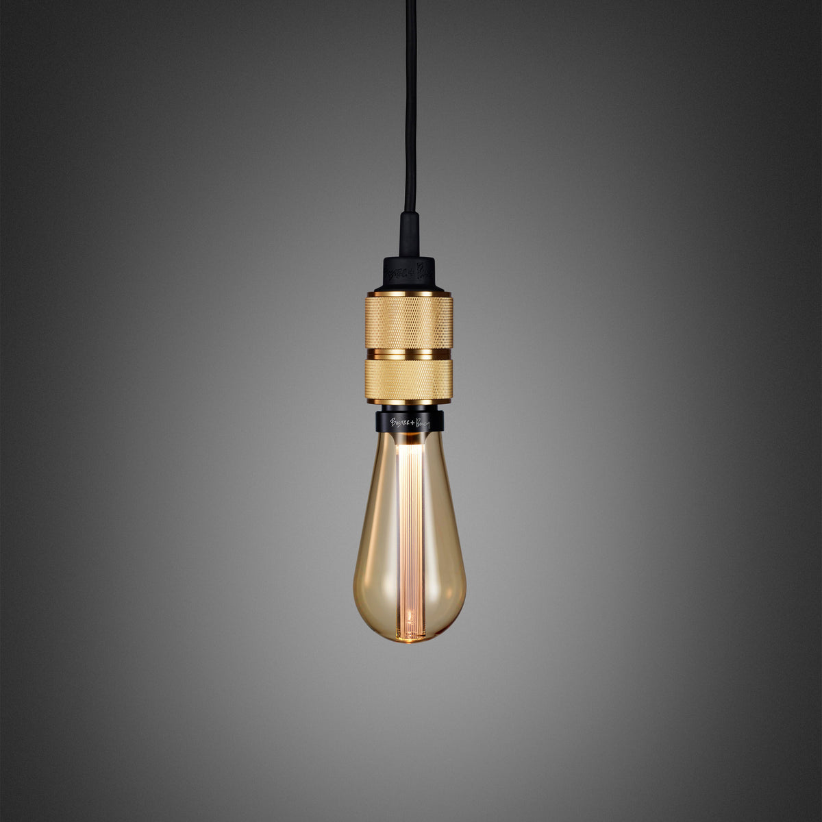 Enkel pendel lampe med fatning i massiv med diamond cut (cross) mønster fra Buster + Punch. Lampen har en krog i massiv messing, som gør det muligt at justere højden på lampen.