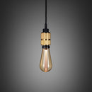 Enkel pendel lampe med fatning i massiv med diamond cut (cross) mønster fra Buster + Punch. Lampen har en krog i massiv messing, som gør det muligt at justere højden på lampen.