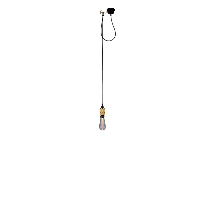 Enkel pendel lampe med fatning i massiv med diamond cut (cross) mønster fra Buster + Punch. Lampen har en krog i massiv messing, som gør det muligt at justere højden på lampen.