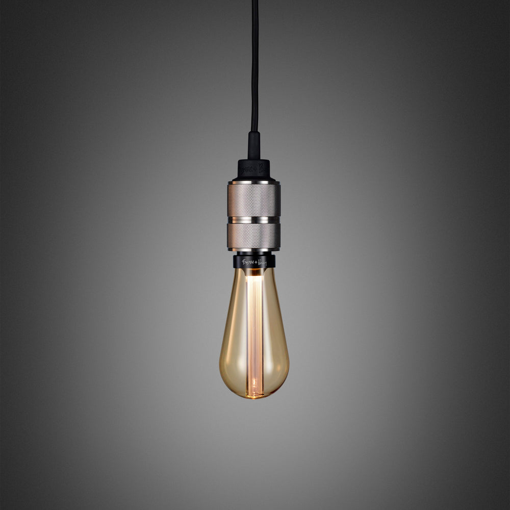 Enkel pendel lampe med fatning i rustfri stål med diamond cut (cross) mønster fra Buster + Punch. Lampen har en krog i rustfri stål, som gør det muligt at justere højden på lampen.